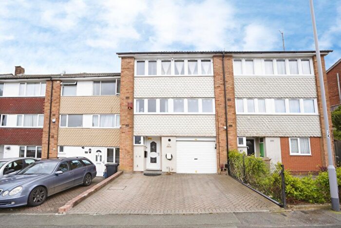 3 Bedroom Town House For Sale In Fermor Crescent, Luton, LU2