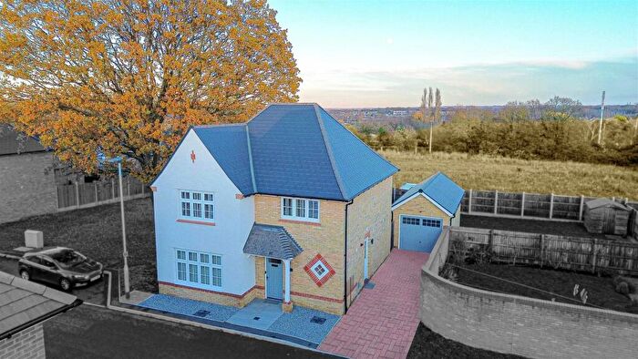 4 Bedroom Detached House For Sale In Pittman Drive, Langdon Hills, Basildon, SS16