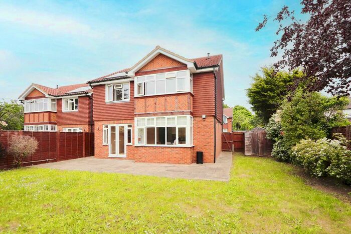 3 Bedroom Detached House To Rent In Dragonfly Close, Surbiton, KT5