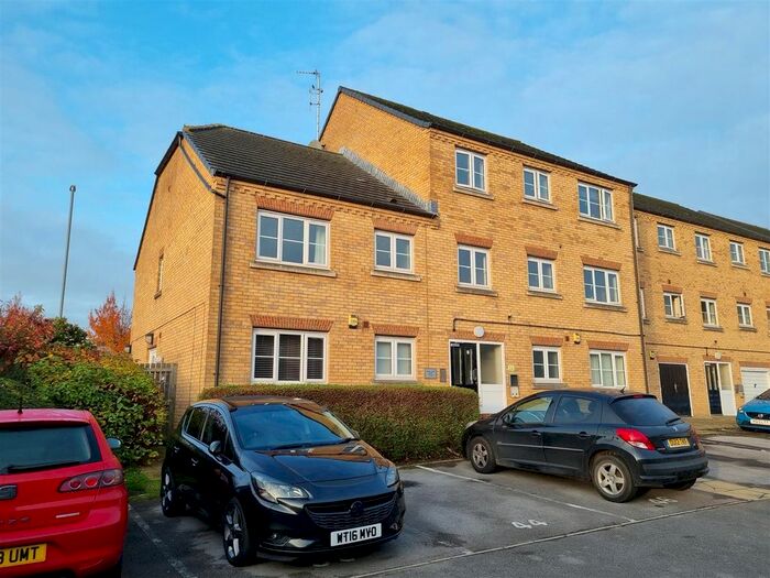 2 Bedroom Flat To Rent In Broadlands Court, Pudsey, LS28