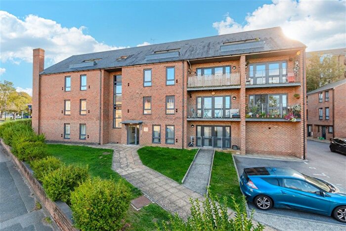 2 Bedroom Flat For Sale In Dock Road, Chatham, Kent, ME4