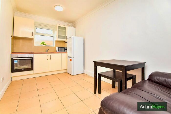 2 Bedroom Flat To Rent In Crossway, North Finchley, N12
