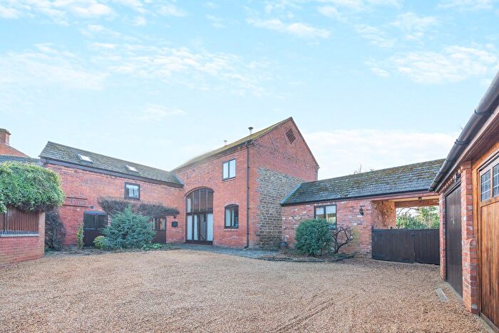 4 Bedroom Barn Conversion For Sale In New Chappells Barn High Street, Crick, Northamptonshire, NN6