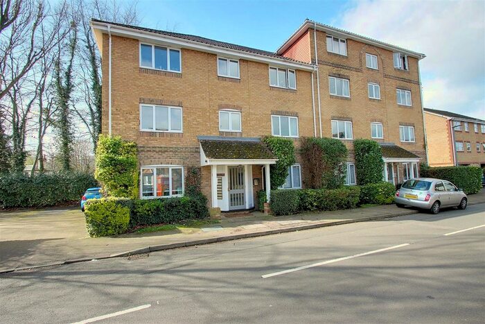 2 Bedroom Flat To Rent In Kingfisher Drive, Hemel Hempstead, HP3