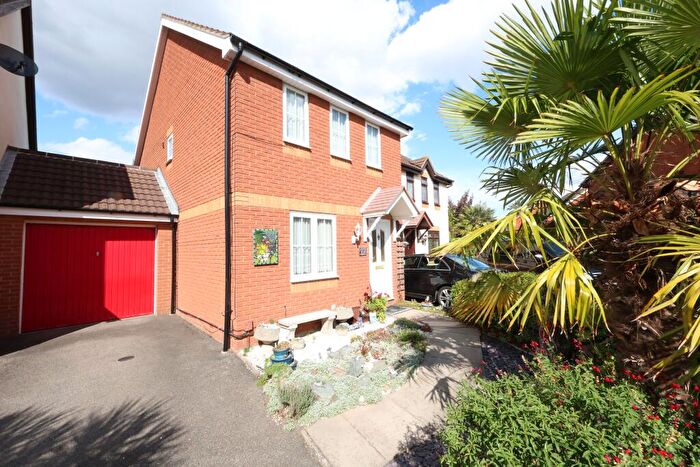 3 Bedroom Link Detached House For Sale In Hastings Close, Grays, (with No Onward Chain), RM17