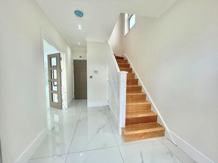 4 Bedroom Semi-Detached House To Rent In Singleton Scarp, London, N12