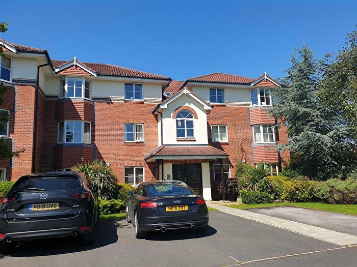 2 Bedroom Flat To Rent In Tiverton Drive, Wilmslow, Cheshire, SK9