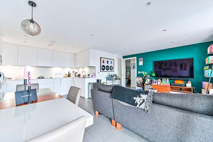 3 Bedroom Flat For Sale In Upper Place, Upper Clapton, London, E5