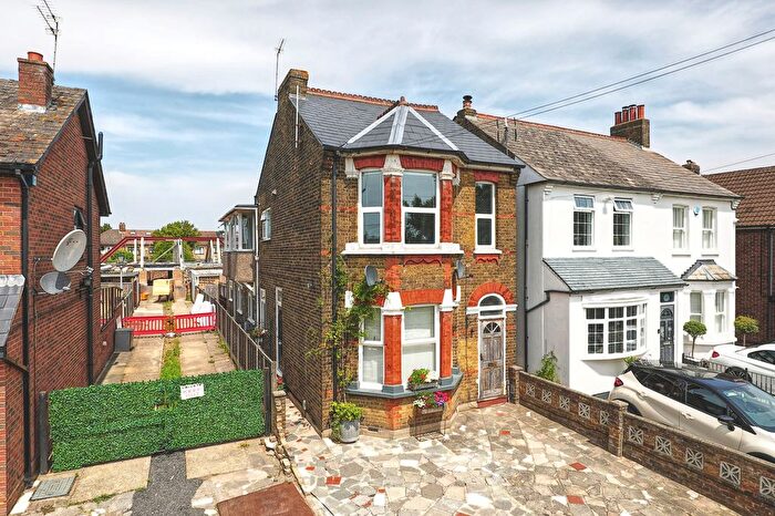 2 Bedroom Maisonette For Sale In Trinity Lane, Waltham Cross, EN8