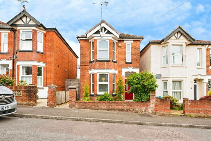 3 Bedroom Detached House For Sale In Maple Road, Southampton, SO18