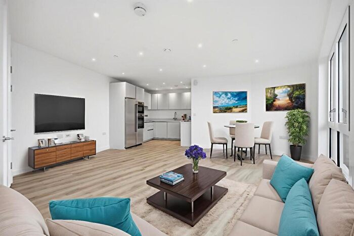 2 Bedroom Duplex For Sale In Corner Place, Bethnal Green, E2