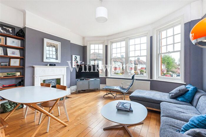 3 Bedroom Flat To Rent In Station Road, Winchmore Hill, London, N21