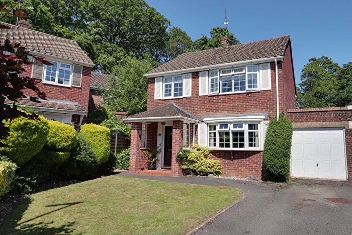 3 Bedroom Link Detached House For Sale In Highfield Close, Waterlooville, PO7
