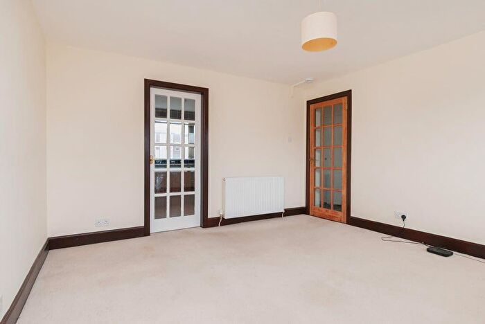 2 Bedroom Flat To Rent In L Southhouse Square, Edinburgh, EH17