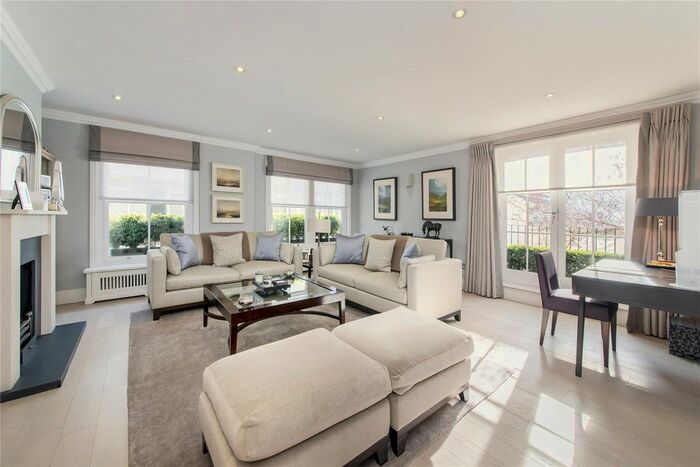 2 Bedroom Flat To Rent In Market Mews, London, W1J