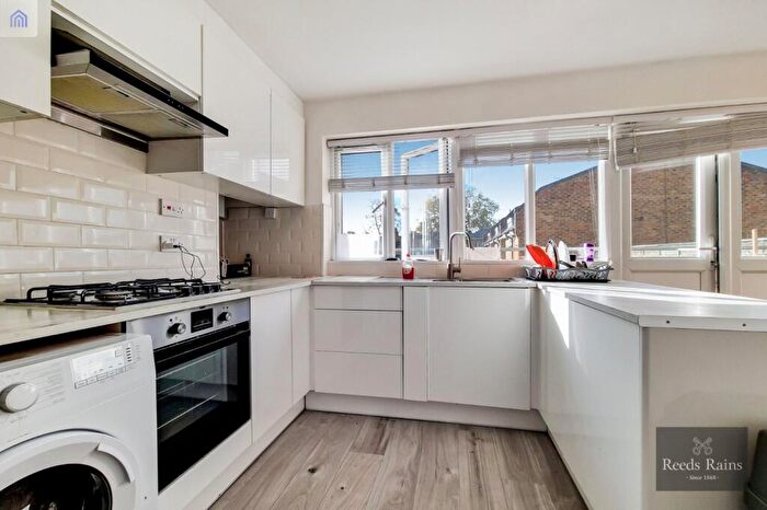 2 Bedroom Apartment For Sale In Walworth Road, London, SE17