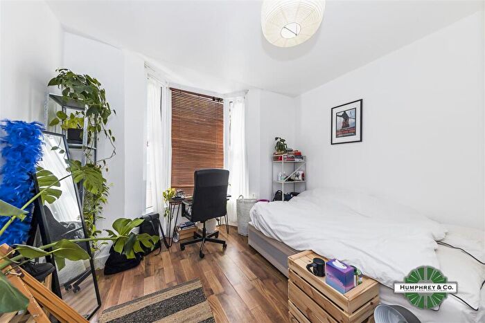 3 Bedroom Flat To Rent In Nile Close, London, N16