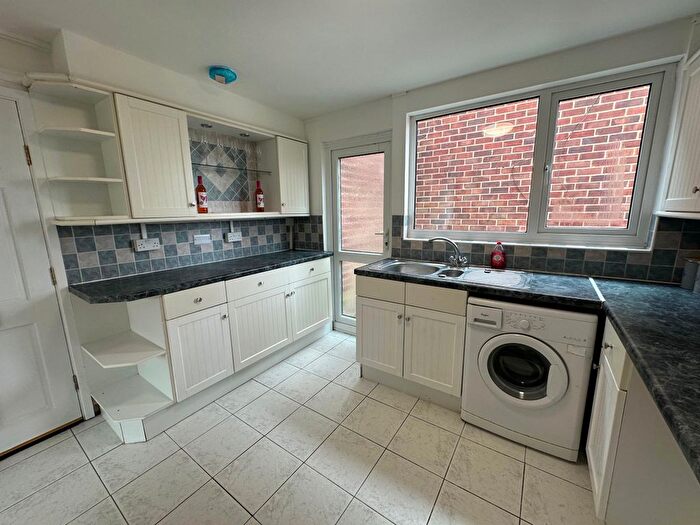 2 Bedroom Flat To Rent In Comrie Close, Coventry, CV2