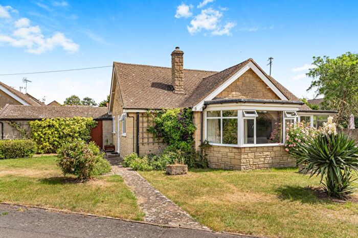 2 Bedroom Detached Bungalow For Sale In Manor Crescent, Standlake, OX29