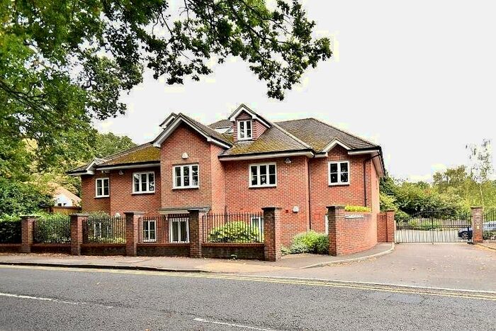 2 Bedroom Flat To Rent In White House Court, Chesham Road, Amersham, Buckinghamshire, HP6
