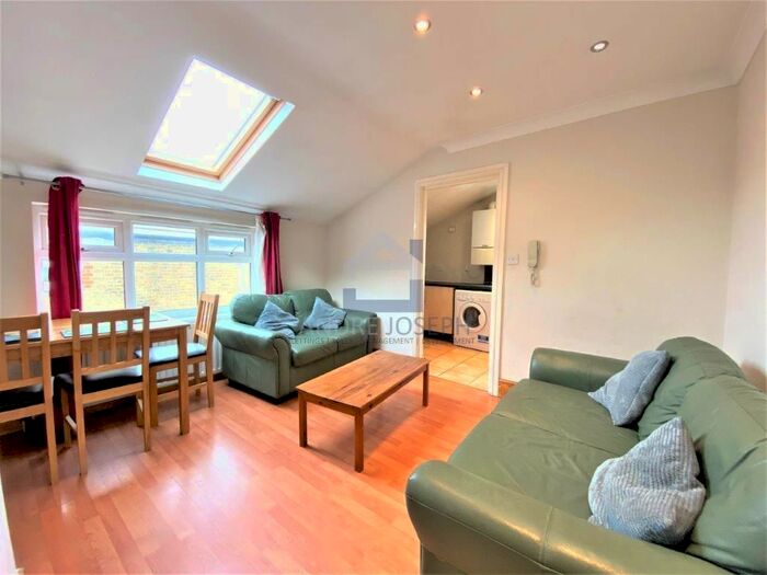 2 Bedroom Flat To Rent In Tooting Bec Road, Tooting Bec, London, SW17