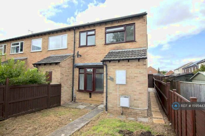 3 Bedroom End Of Terrace House To Rent In Chestnut Close, Frome, BA11