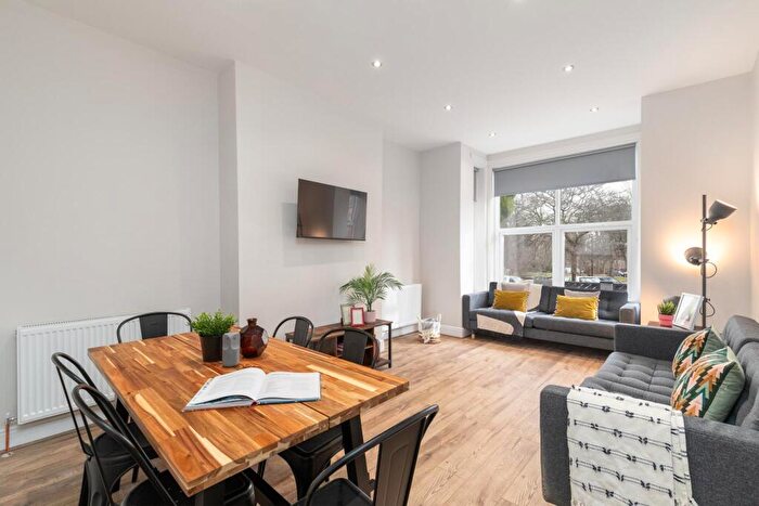 6 Bedroom House To Rent In Blenheim Square, Leeds, LS2