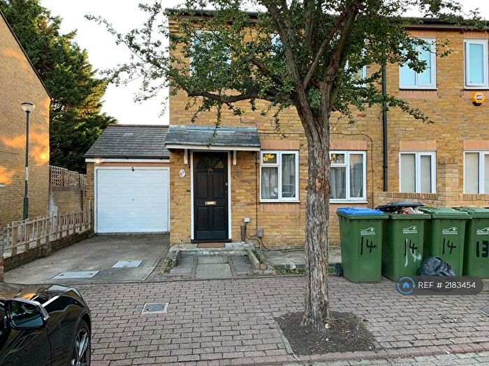 3 Bedroom Semi-Detached House To Rent In Camelot Close, Thamesmead, SE28