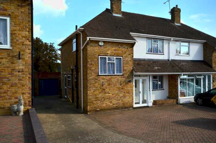 3 Bedroom Semi-Detached House To Rent In Yantlet Drive, Strood, Rochester, Kent, ME2