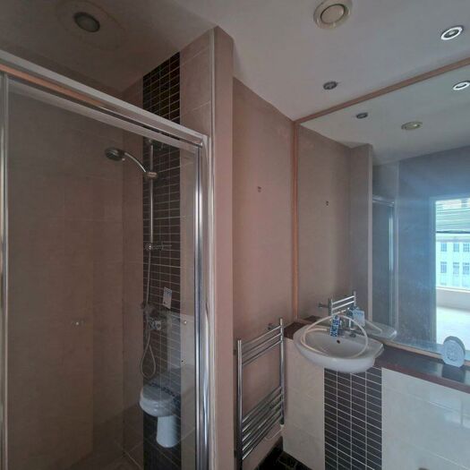 2 Bedroom Apartment For Sale In Apartment Beetham Plaza, The Strand, Liverpool, Merseyside, L2
