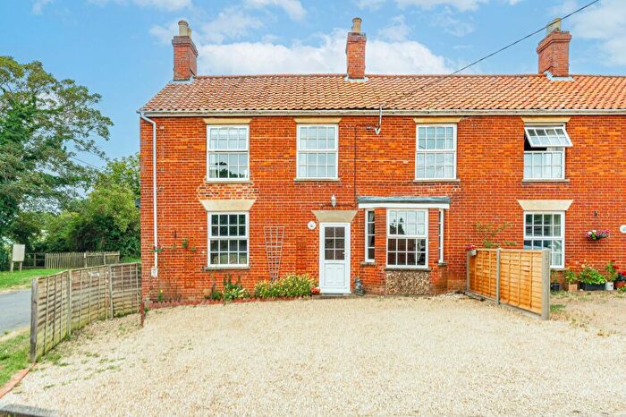 4 Bedroom Semi-Detached House For Sale In The Street, Flordon, NR15