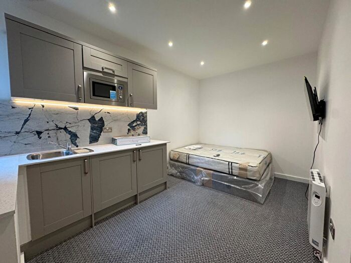 Studio To Rent In Bond Street, London, London, London, W5