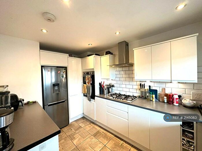 5 Bedroom Flat To Rent In Chaucer Court, London, N16