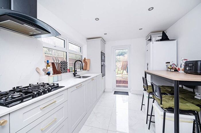 3 Bedroom Maisonette To Rent In Penshurst Road, Victoria Park, London, E9