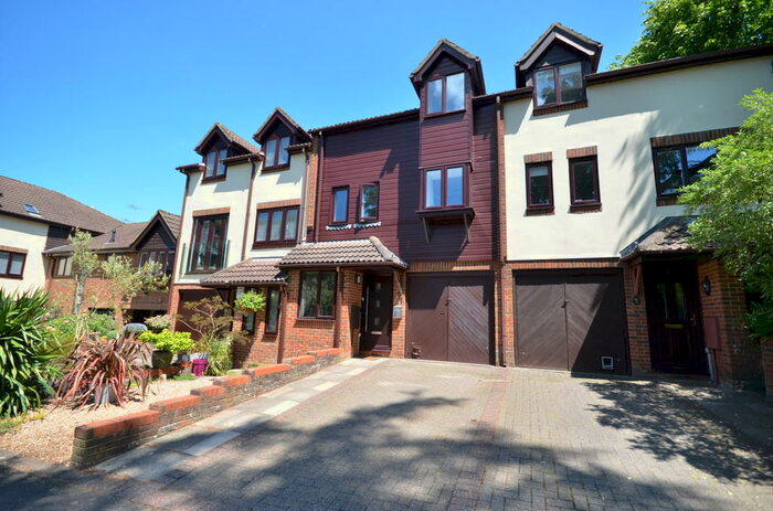 4 Bedroom Town House To Rent In Fairholme Gardens, Farnham, GU9