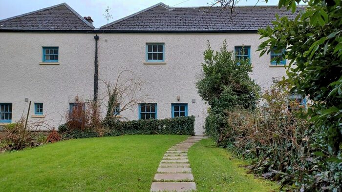 2 Bedroom Flat To Rent In Stable Yard, SA71