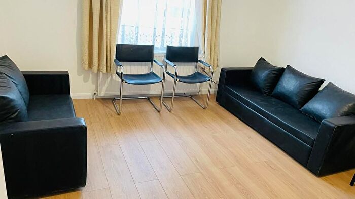 4 Bedroom Semi-Detached House To Rent In Becontree Avenue, Dagenham, RM8