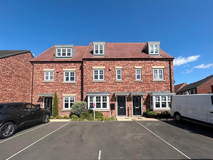 3 Bedroom Town House To Rent In Harper Hill Gardens, Bircotes, Doncaster, DN11