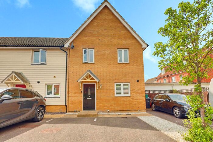 3 Bedroom End Of Terrace House For Sale In Elmbrook Close, Basildon, SS14