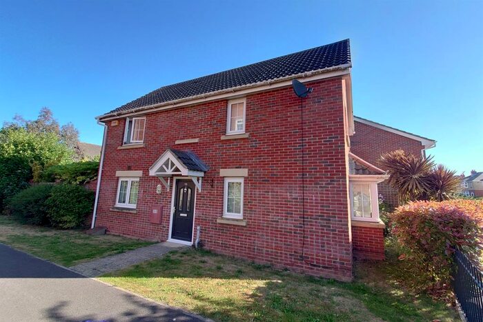 3 Bedroom Semi-Detached House To Rent In Lakeside, SO50