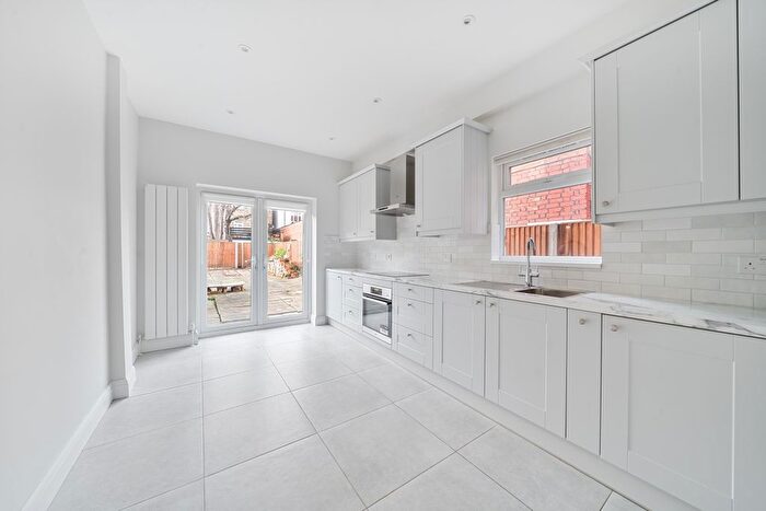 4 Bedroom Flat To Rent In Parkland Road, London, N22