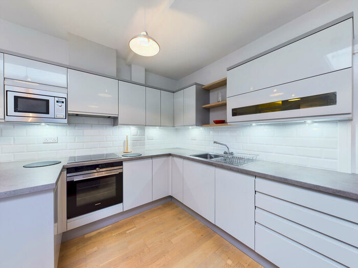 2 Bedroom Flat To Rent In High Street, High Wycombe, HP11