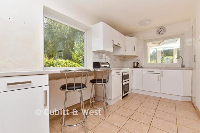 2 Bedroom Chalet For Sale In Laglands Close, Reigate, Surrey, RH2