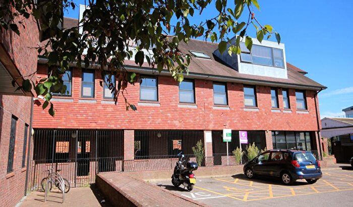 2 Bedroom Flat To Rent In Station Road, Henley-On-Thames, Oxfordshire, RG9