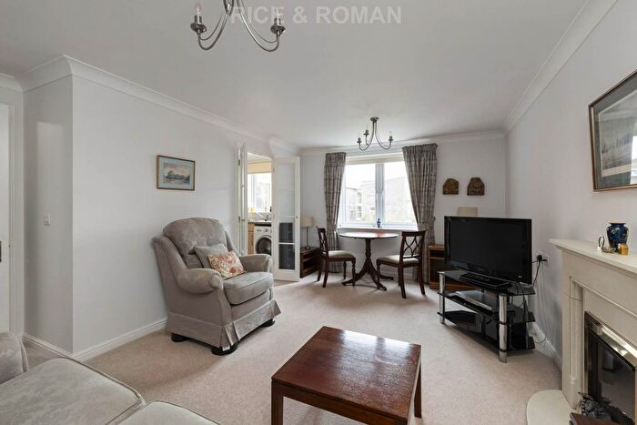 1 Bedroom Flat For Sale In Oaktree Court, Addlestone, KT15