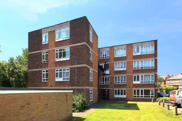 3 Bedroom Flat To Rent In Aldersley Road, Tettenhall, Wolverhampton, WV6