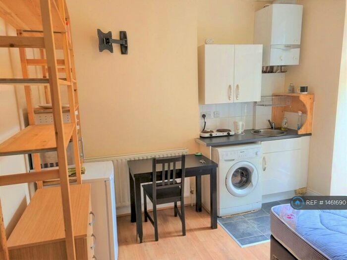 Studio To Rent In Stapleton Hall Road, London, N4