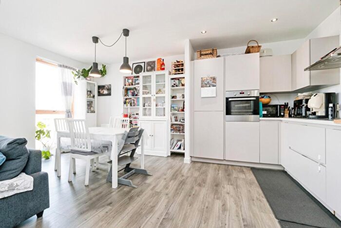 2 Bedroom Flat For Sale In Ripplegate Walk, Barking, IG11