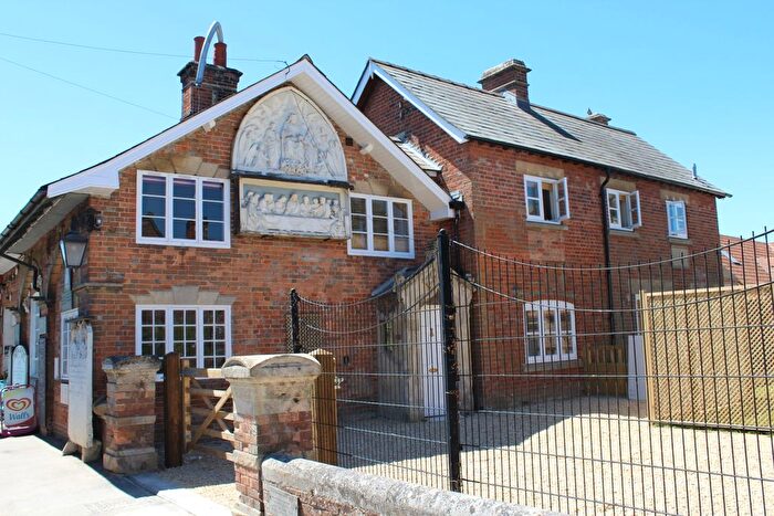 3 Bedroom Town House To Rent In Church Street, Great Bedwyn, SN8