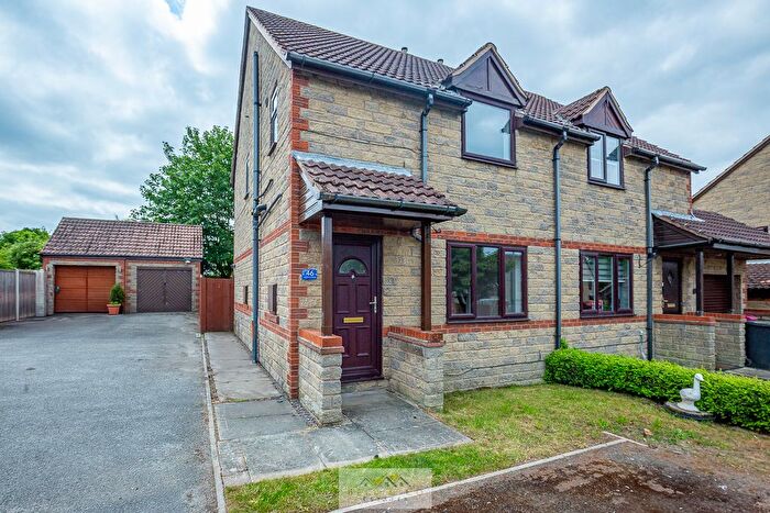 3 Bedroom Semi-Detached House For Sale In De Sutton Place, Harthill, S26